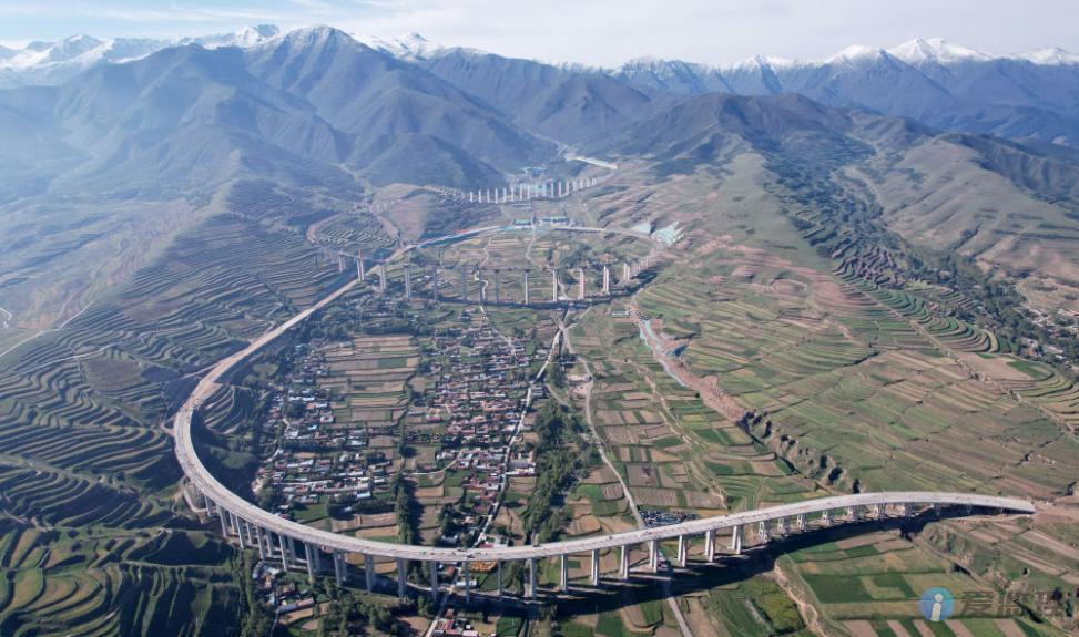 青海首座高速公路螺旋曲线桥建设取得新进展